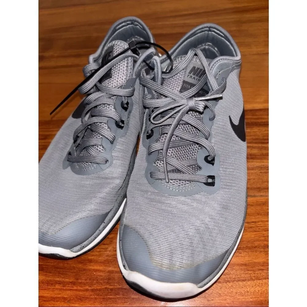 Nike women’s Light Gray Athletic Running Shoes 8.5